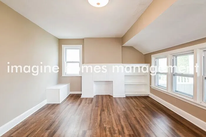 3 bed, 1.0 bath, 1061 sqft, $1,875 — Photo 3