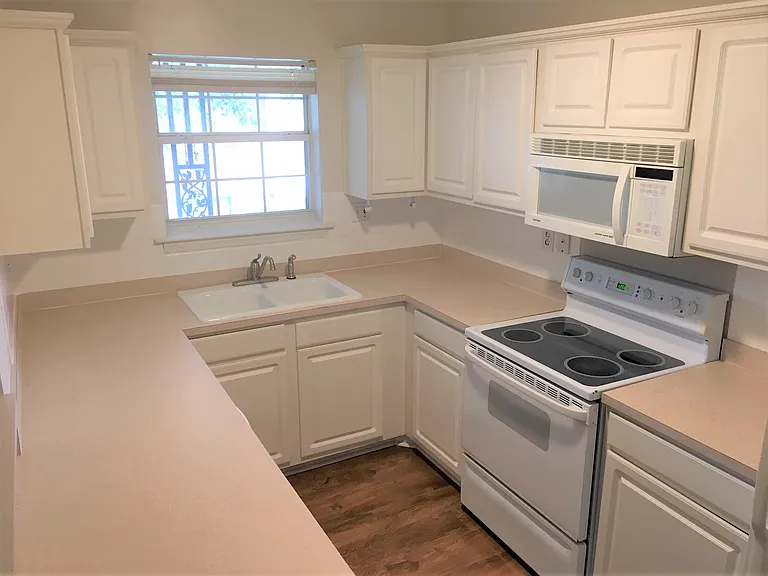 516 Arlington Dr — Photo 3