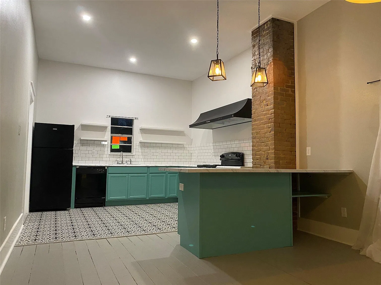 2 bed, 1.0 bath, 1340 sqft, $1,500 — Photo 3
