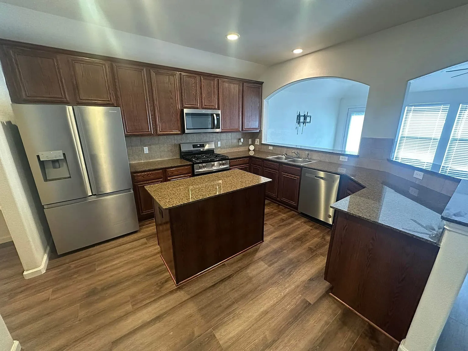 *Move In Ready* 4/2 In Honeysuckle Meadows (Private Landlord) — Photo 2
