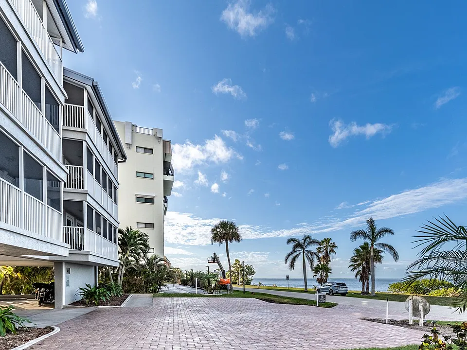 1477 Park Beach Cir #11