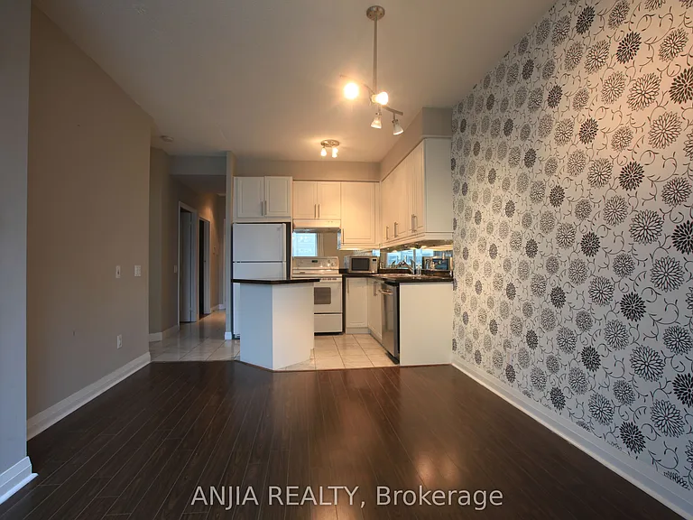 1121 Bay St #805 — Photo 3