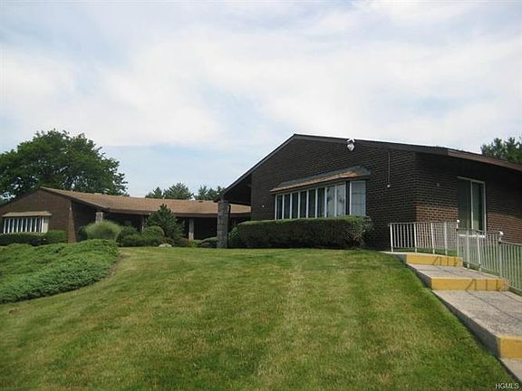 3rd image of 64 Country Club Ln