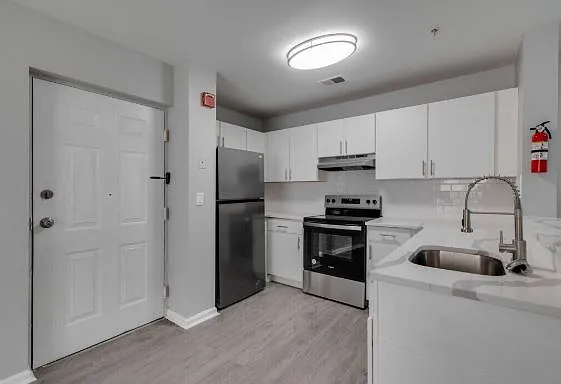 229 W 4th St #A4 — Photo 10