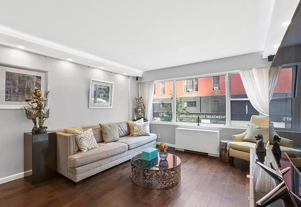 1st image of 150 E 61st St APT 2F