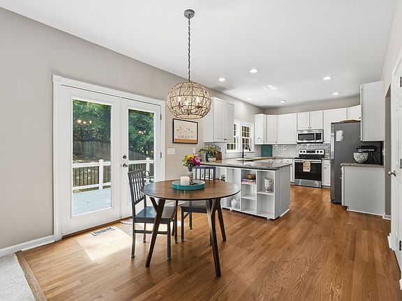 4th image of 16 Halehaven Dr
