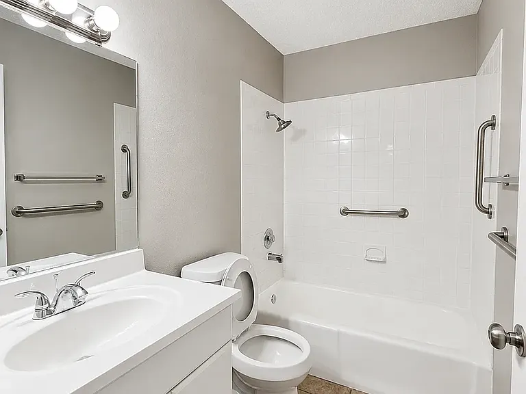 8603 Leyland — Photo 13