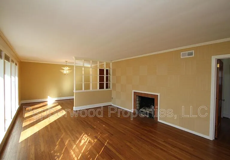 327 N Park Dr — Photo 2