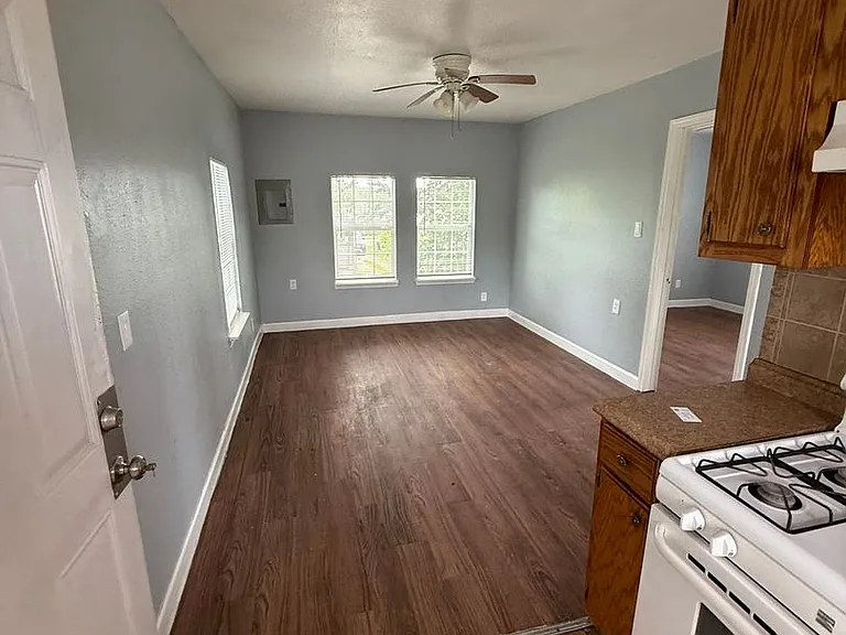 3933 Linder St — Photo 5