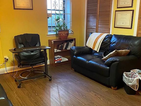 4th image of 1910 Pelham Pkwy S APT 1B