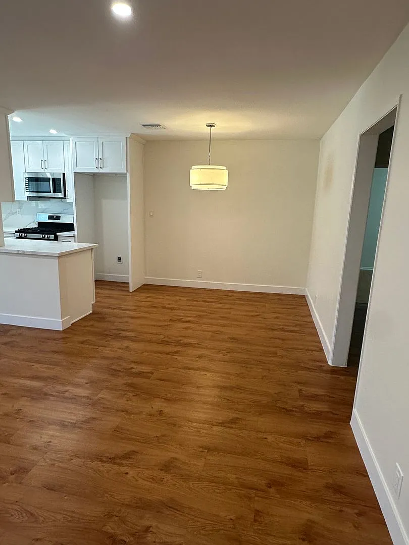 561 East Orange Grove Avenue — Photo 4