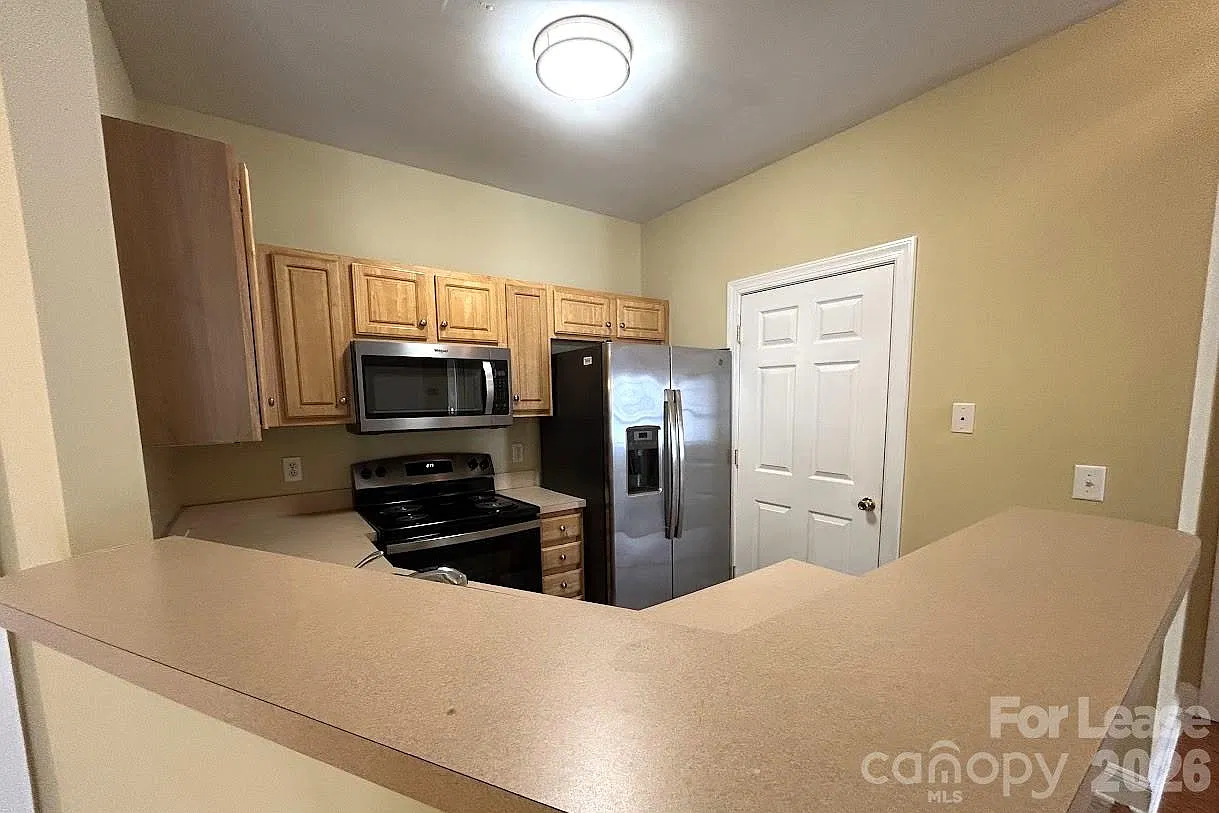 3 bed, 3.0 bath, 1353 sqft, $1,800 — Photo 3