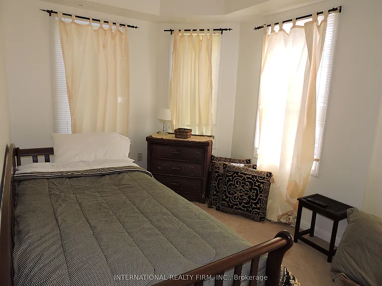 710 Neighbourhood Cir #5 — Photo 6