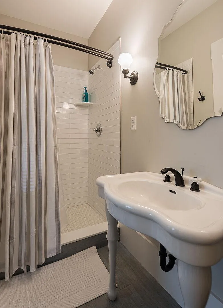 1 bed, 350 sqft, $2,550 — Photo 4