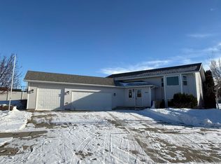 1904 Lakeside St, Minot, ND 58703