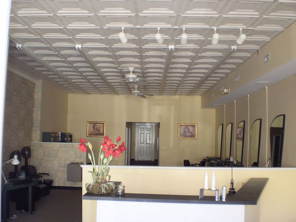 1ST FLOOR W/ HIGH CEILING