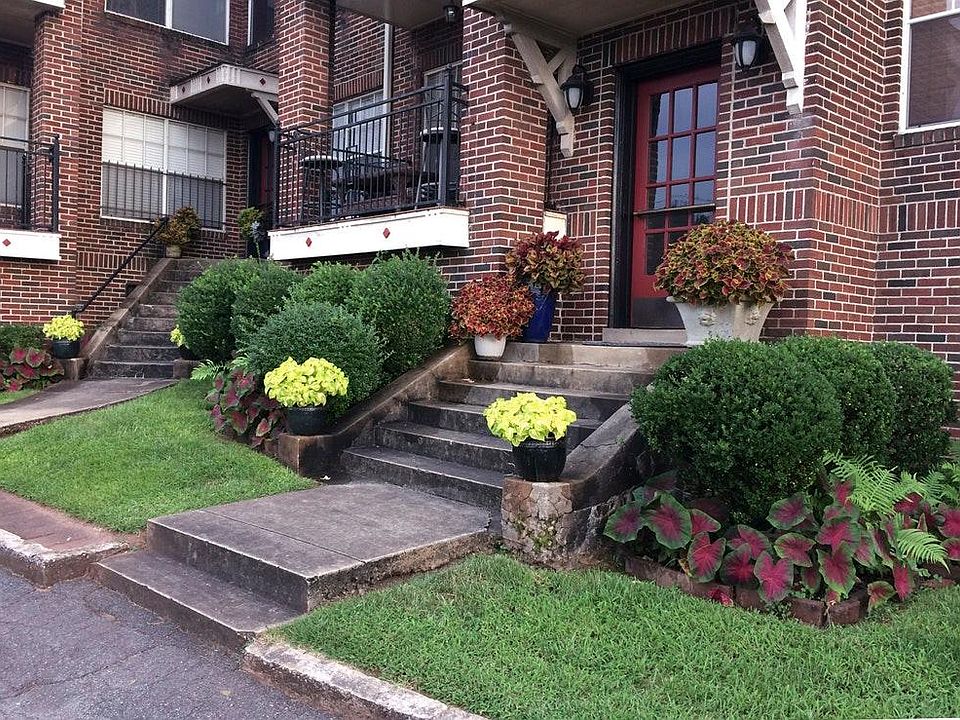 Warwick Manor/Front