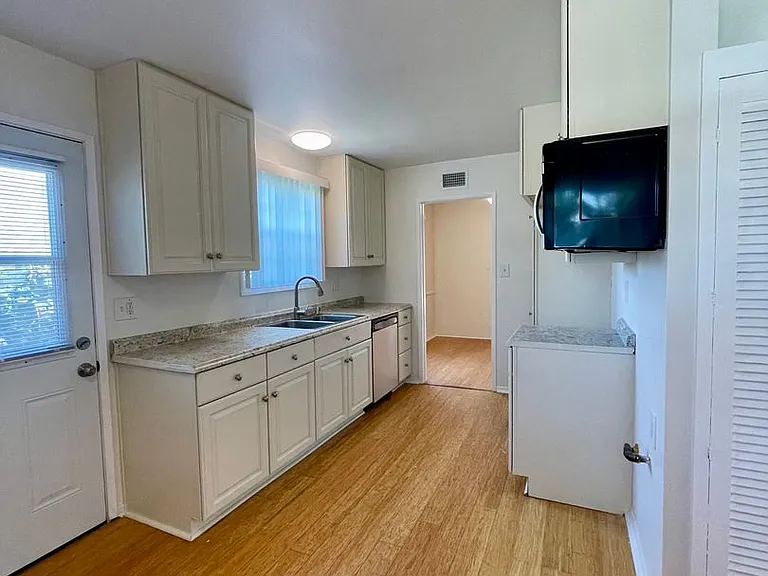 123 Hastings Ave — Photo 6