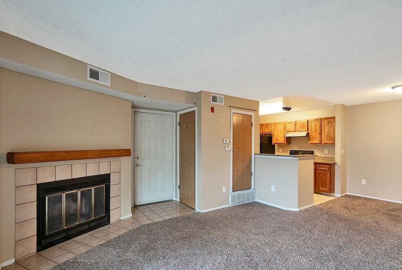 2 bed, 895 sqft, $1,699 — Photo 3