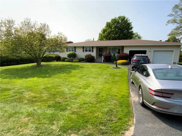 3 Harts Hill Cres, Whitesboro, NY 13492