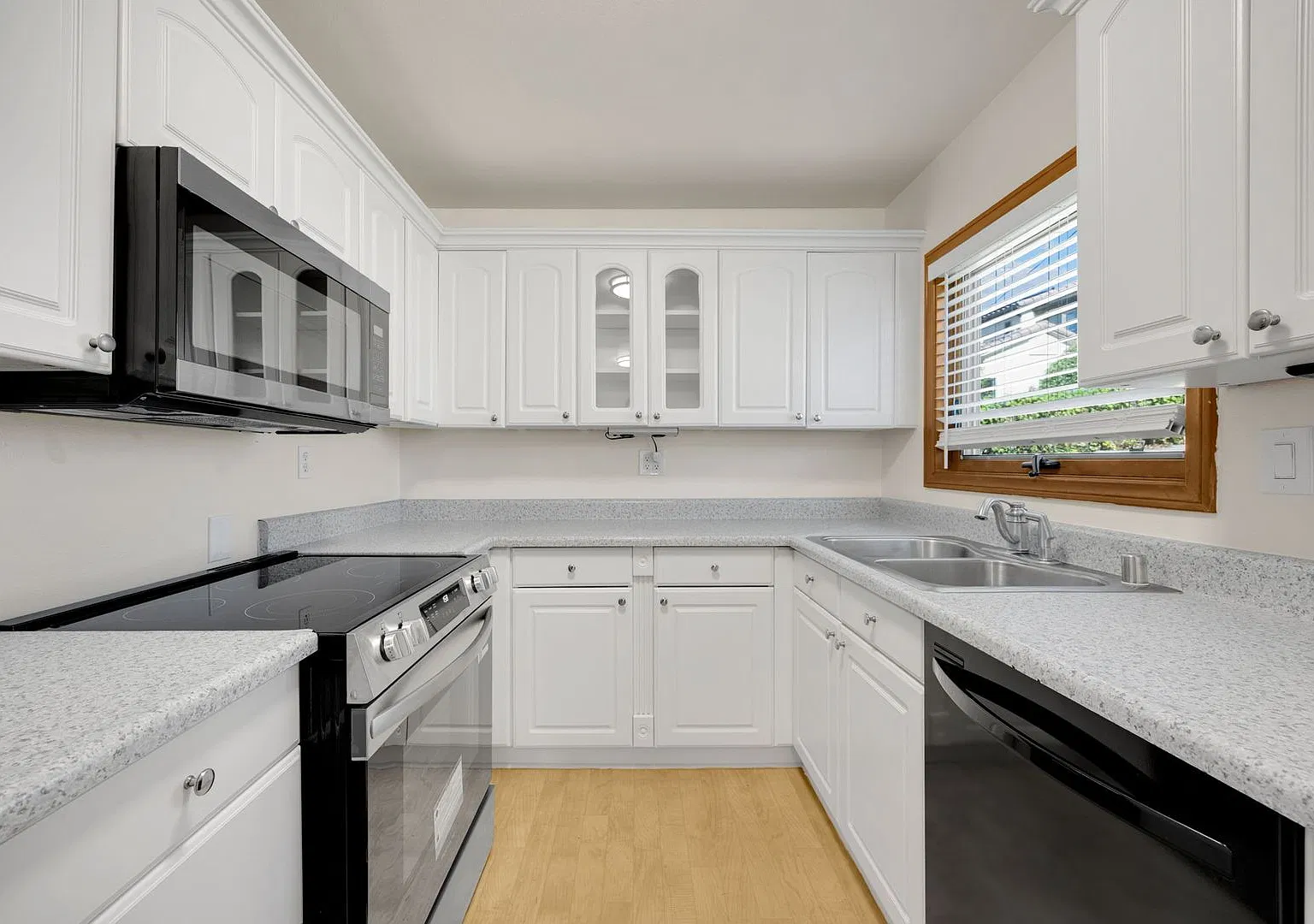 Charming 3 Bedroom 2 Bathroom Home w/ Detached Garage — Photo 4