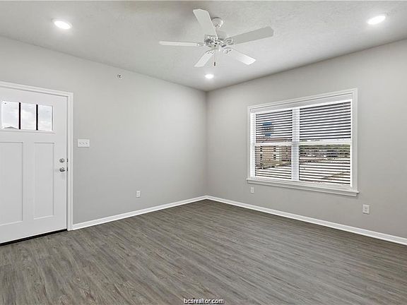 3rd image of 1326 Prairie Dr #513