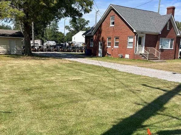 1411 N Main St, Benton, IL 62812