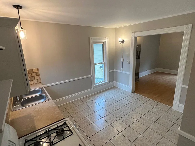 613 Hawthorne St NE — Photo 11
