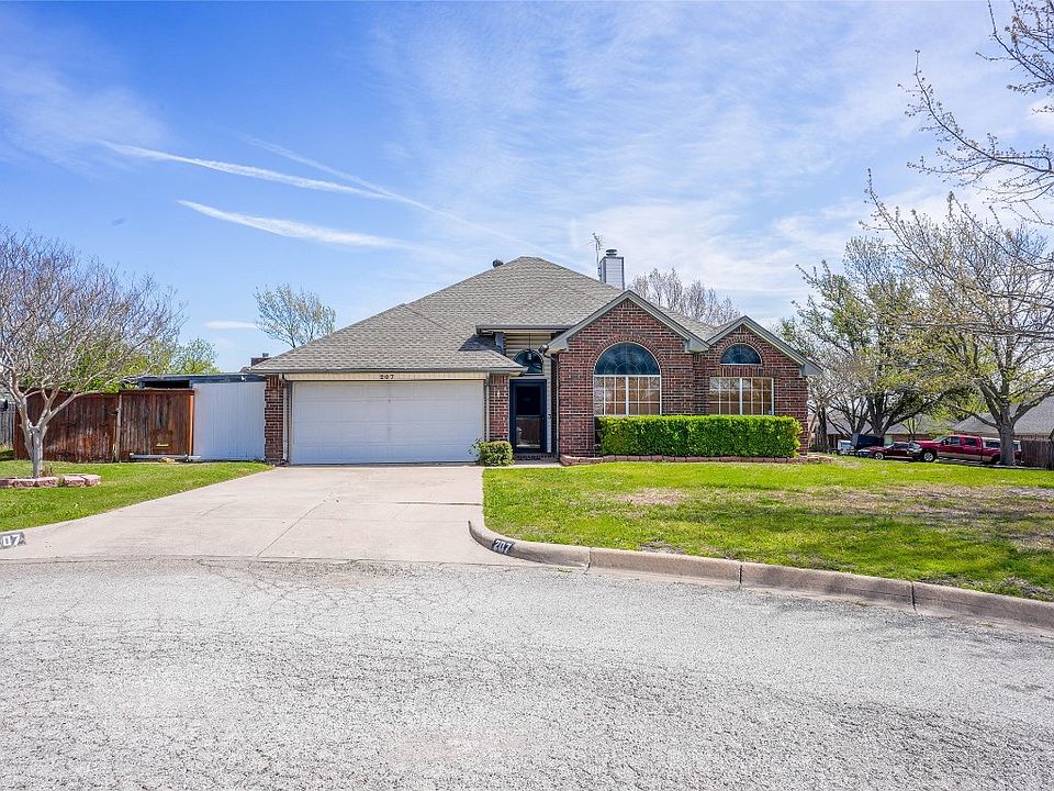 1st image of 207 Holly Grove Ct