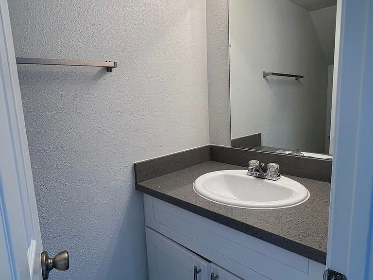 Emerald Cove Apartments — Photo 19