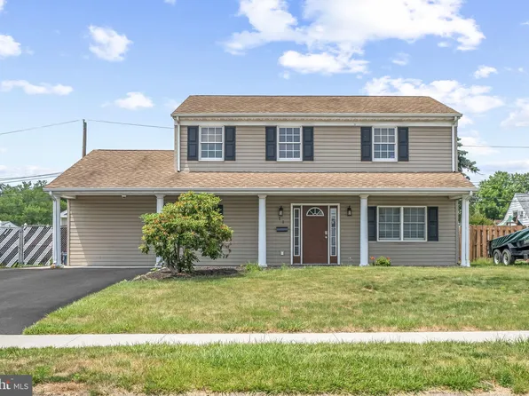 11 Coral Ln, Levittown, PA 19055