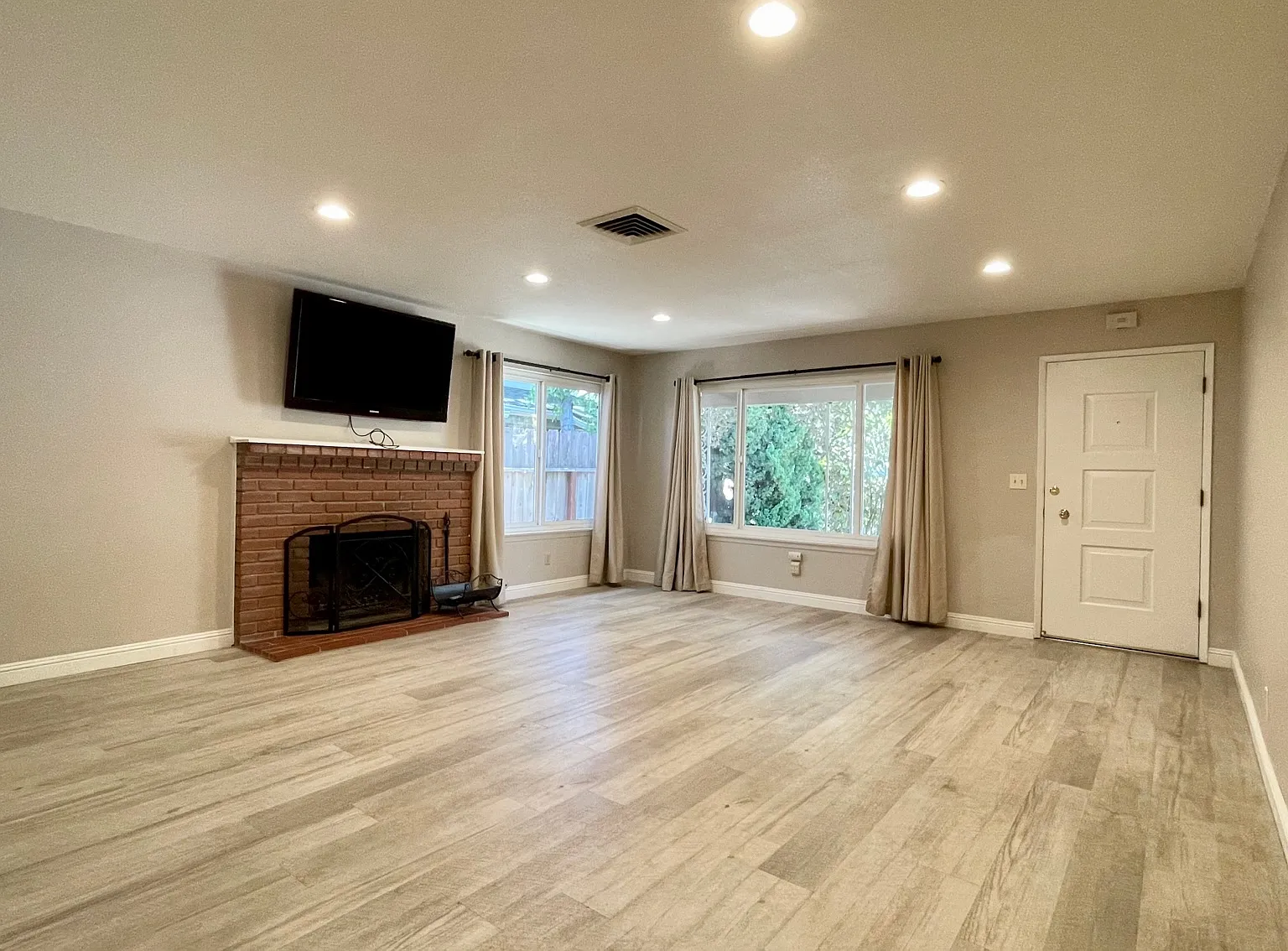 3 bed, 1270 sqft, $5,000 — Photo 2