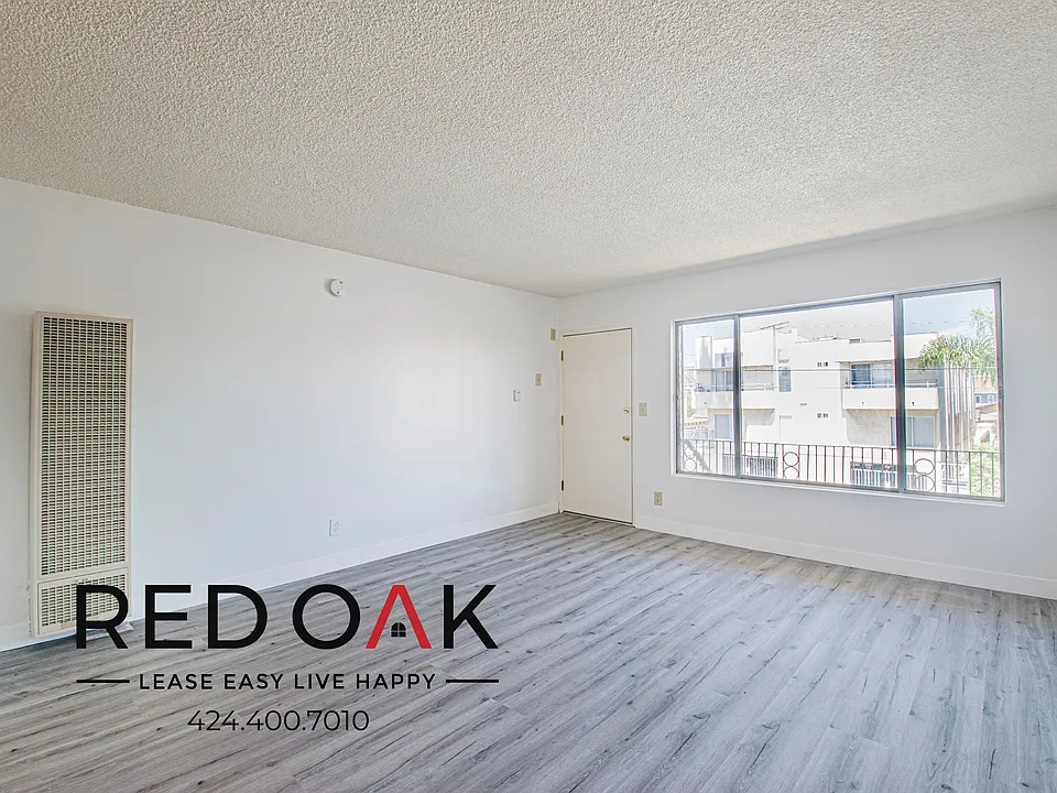 4956 Romaine St #207