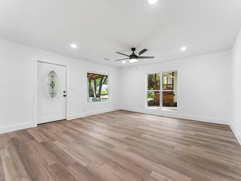 2730 Gladstone Dr — Photo 2