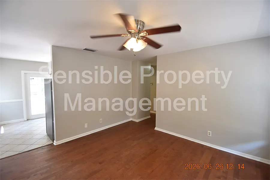 3 bed, 1000 sqft, $2,100 — Photo 4