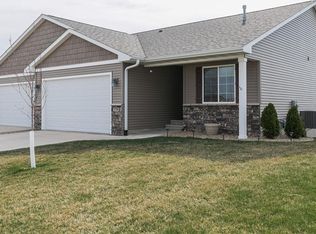 270 Ridgewood Dr, Hiawatha, IA 52233