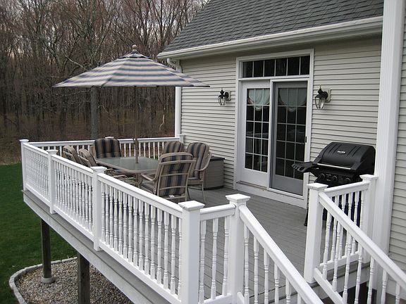 Rear Trex Deck with southern exposure 