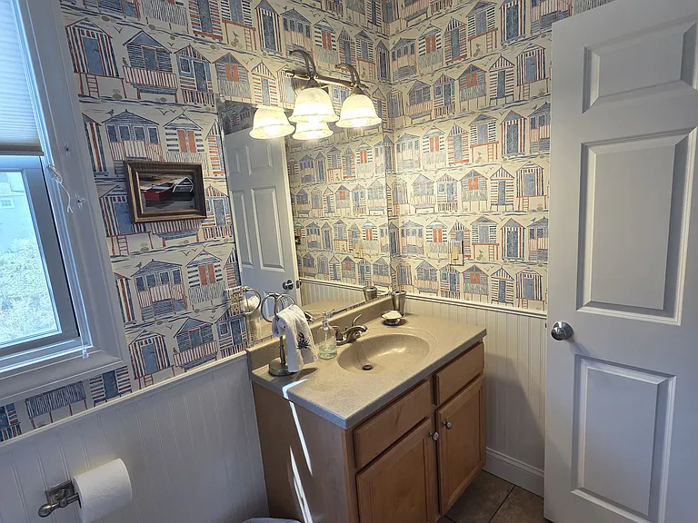 upstairs hall bathroom