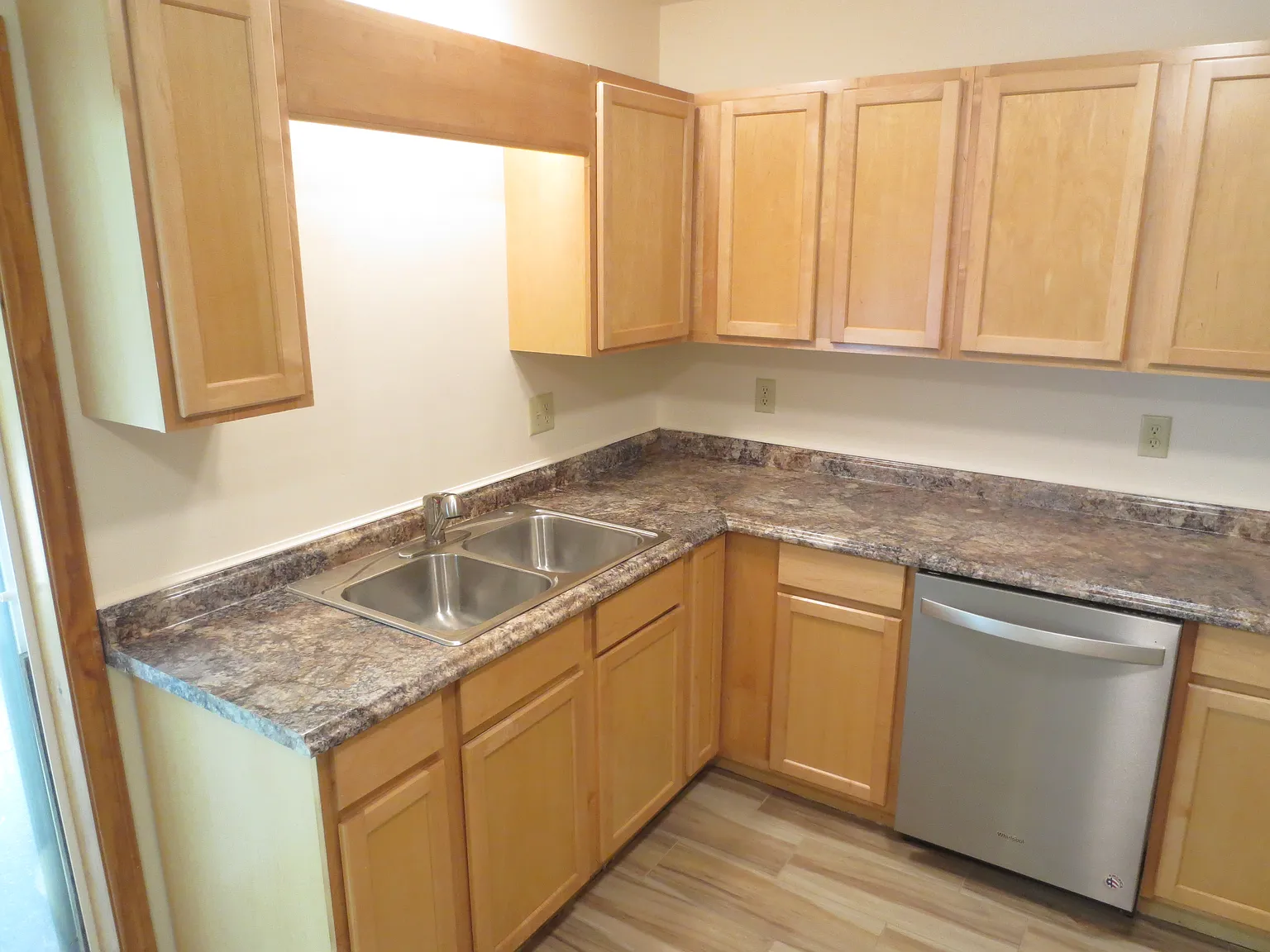 3 bed, 1.5 bath, 1500 sqft, $1,895 — Photo 2