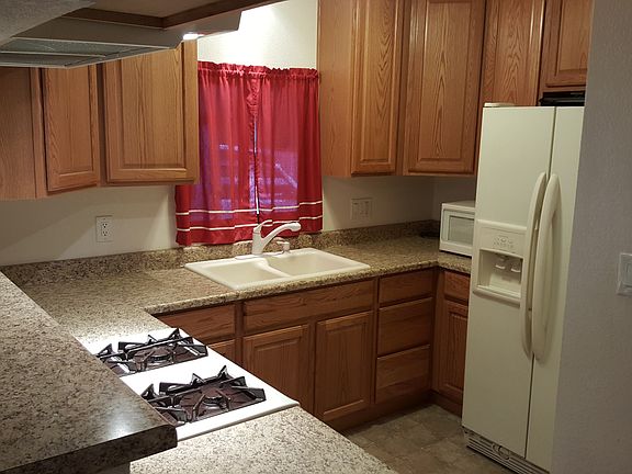 4th image of 610 E Border Ln