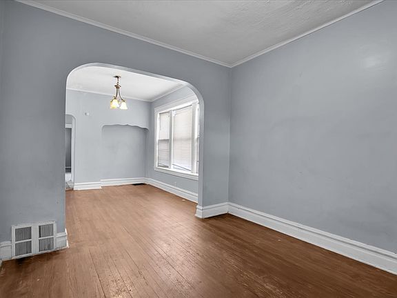5th image of 710 E 92nd Pl