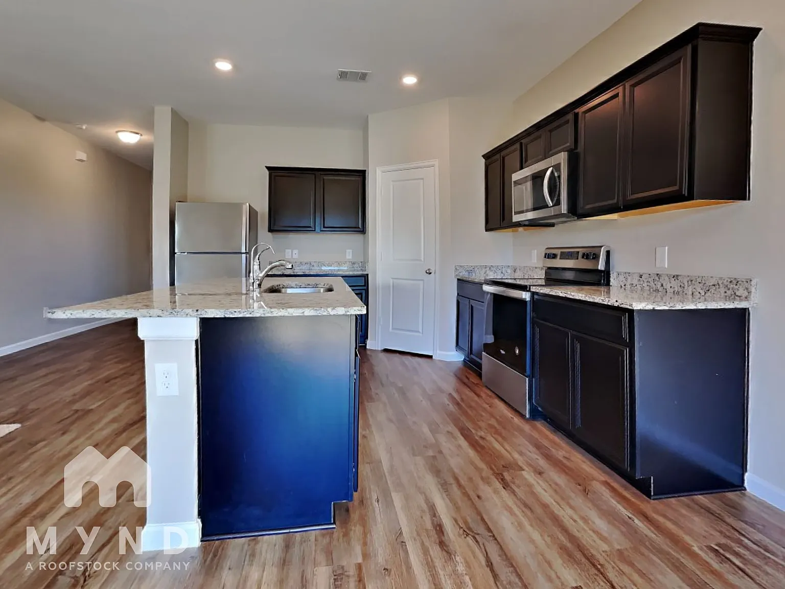 4 bed, 2.5 bath, 2406 sqft, $2,085 — Photo 3