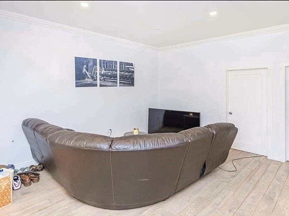 3rd image of 4720 46th St APT 3R