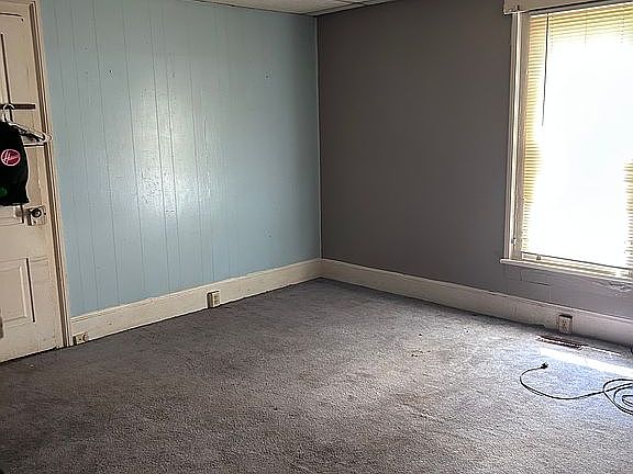 4th image of 123 W Main St