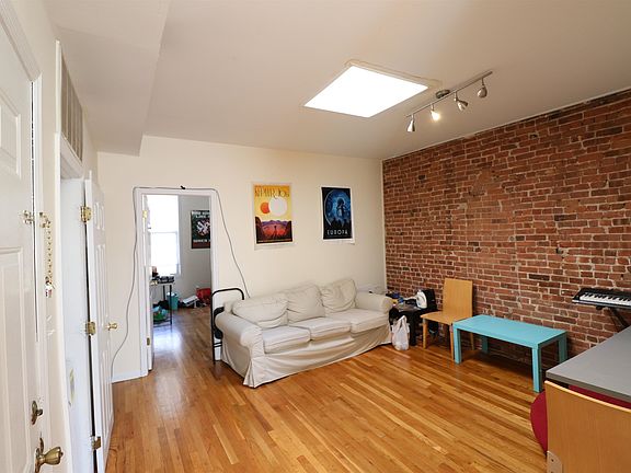 3rd image of 924 Washington St APT 3