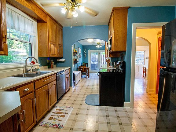 4th image of 203 3rd Ave NW
