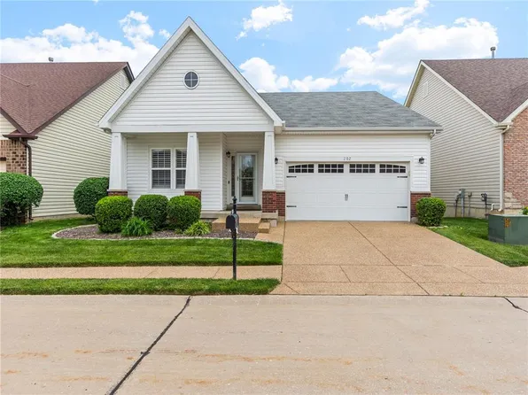 202 Natural Spring Dr, Saint Peters, MO 63366
