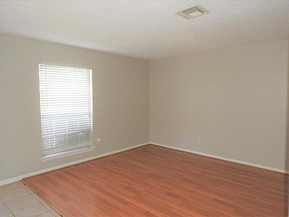 4th image of 15110 Ridingwood Dr