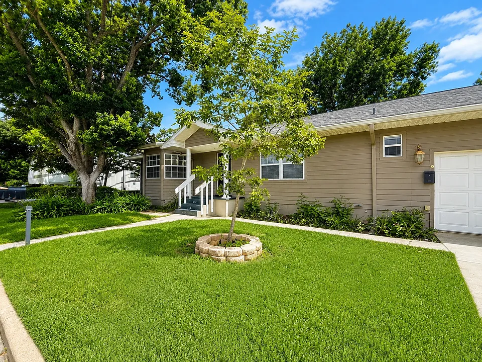 702 Avenue H NE #702