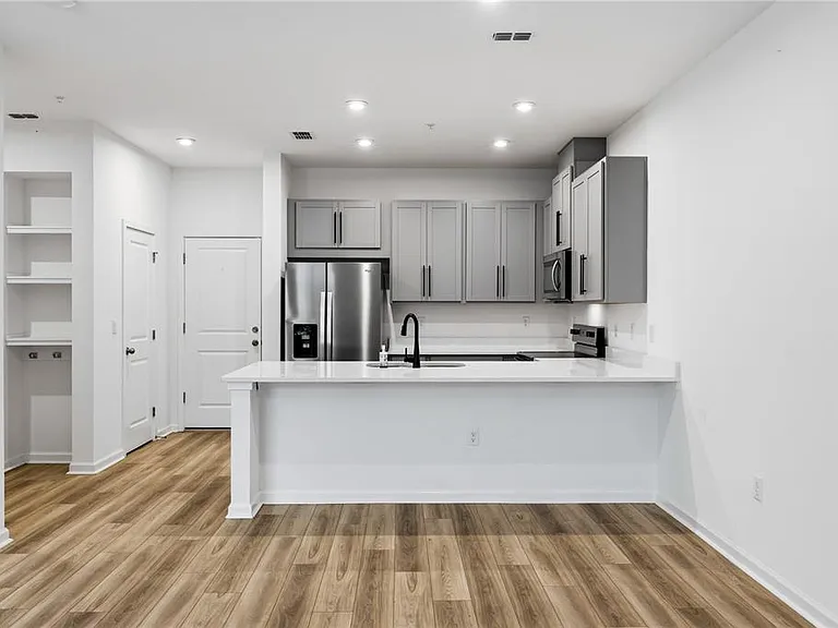 9844 Walkway Dr — Photo 4